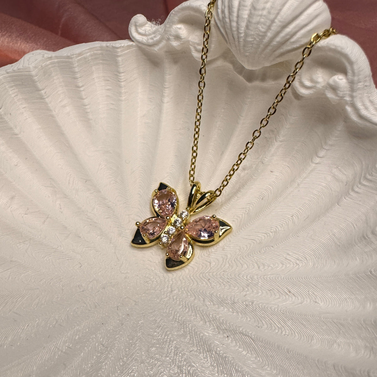 Yuna Pembe Taşlı Kelebek Çelik Kolye Gold