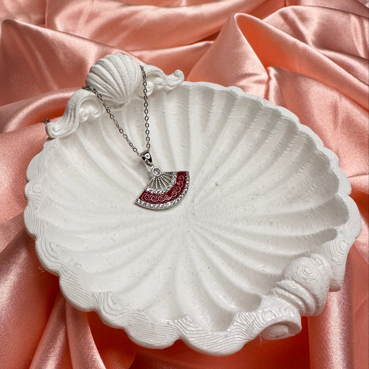 Aura Yelpaze Figürlü Taşlı Çelik Kolye Kırmızı Silver