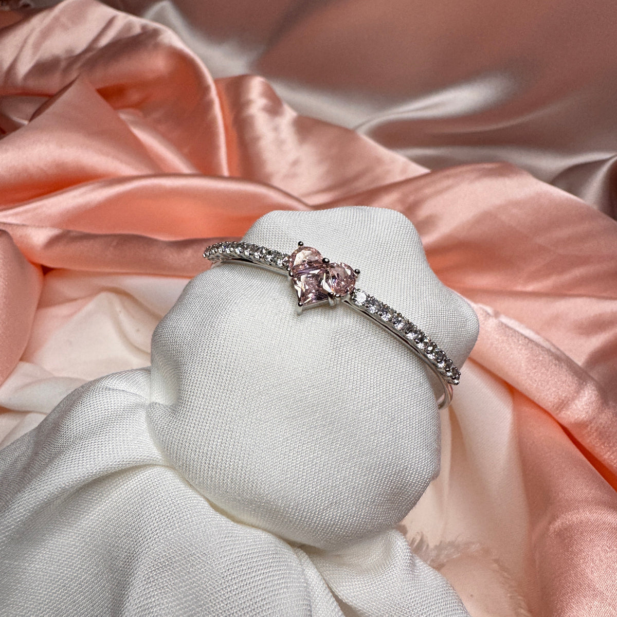 Lilla Pembe Kalp Taşlı Çelik Kelepçe Bilezik Silver