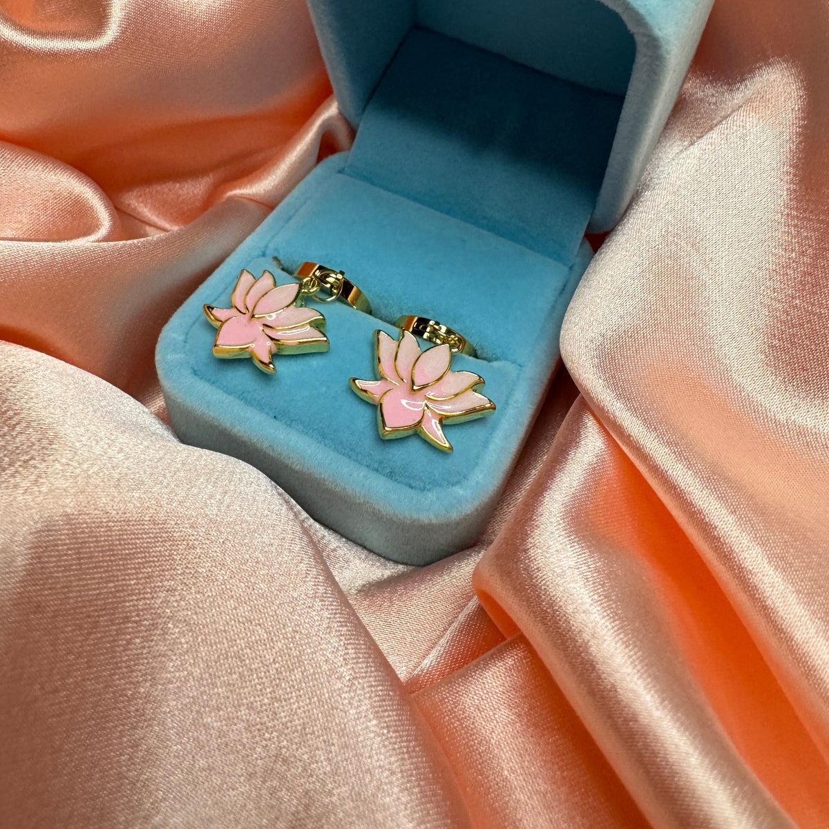 Lotus Pembe Mineli Çiçek Sallantılı Küpe