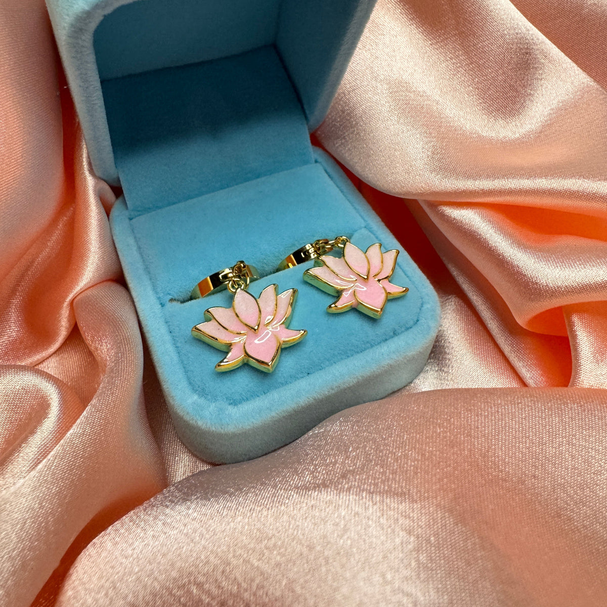 Lotus Pembe Mineli Çiçek Sallantılı Küpe