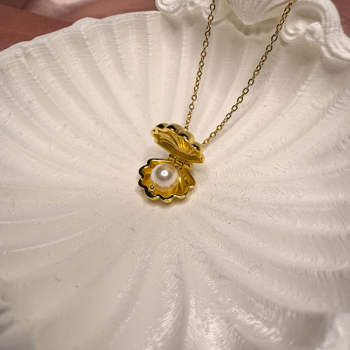 Pearl Kapaklı İnci Detaylı Çelik Kolye Gold